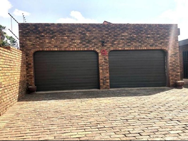 Spacious and secure 4 beds, 2 bathrooms, 2 garages - perfect family home - Photo 3