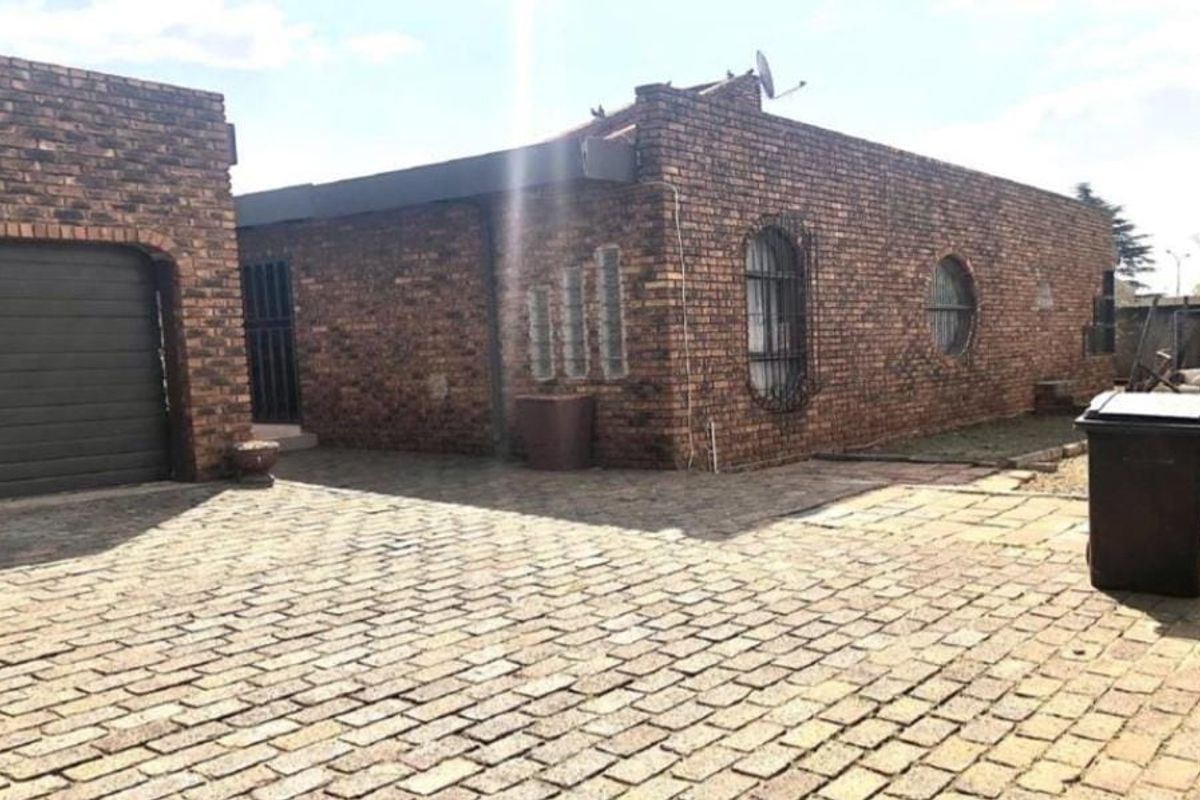 Spacious and secure 4 beds, 2 bathrooms, 2 garages - perfect family home - Photo 4