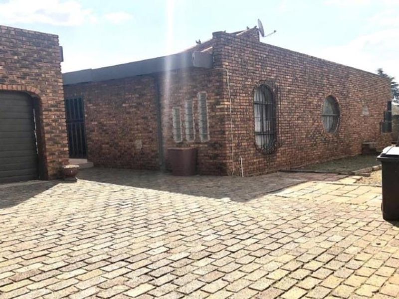 Spacious and secure 4 beds, 2 bathrooms, 2 garages - perfect family home - Photo 4