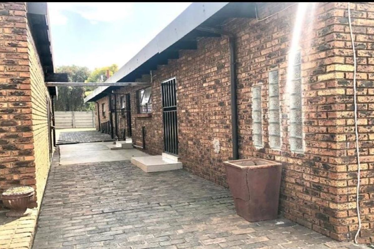 Spacious and secure 4 beds, 2 bathrooms, 2 garages - perfect family home - Photo 5