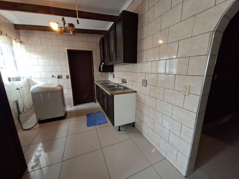 Spacious and secure 4 beds, 2 bathrooms, 2 garages - perfect family home - Photo 10