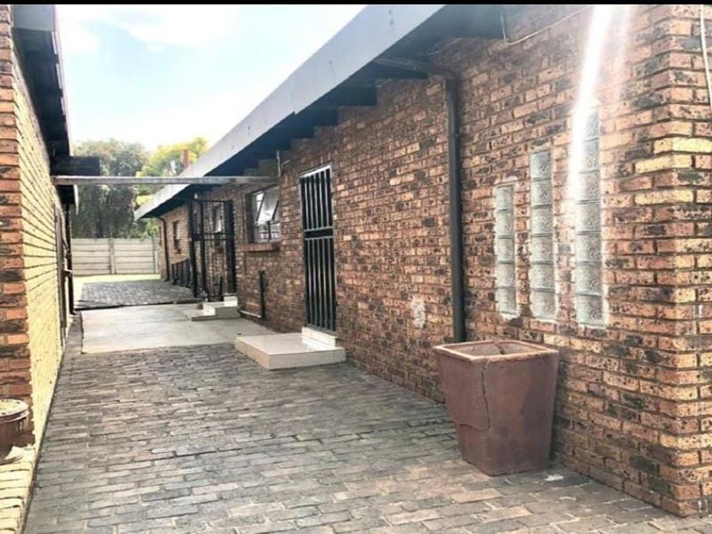 Spacious and secure 4 beds, 2 bathrooms, 2 garages - perfect family home - Photo 8