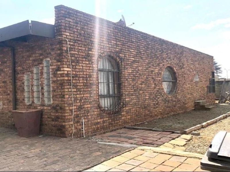 Spacious and secure 4 beds, 2 bathrooms, 2 garages - perfect family home - Photo 6