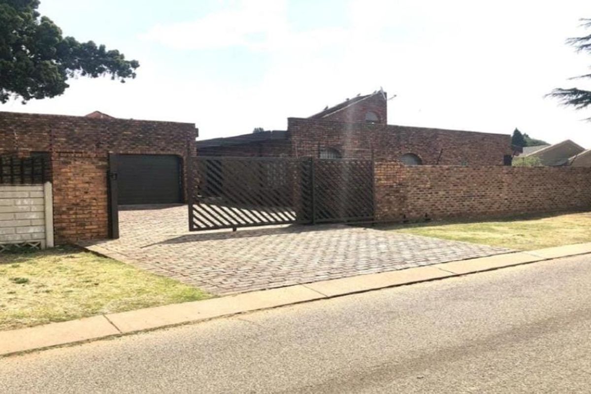 Spacious and secure 4 beds, 2 bathrooms, 2 garages - perfect family home - Photo 2