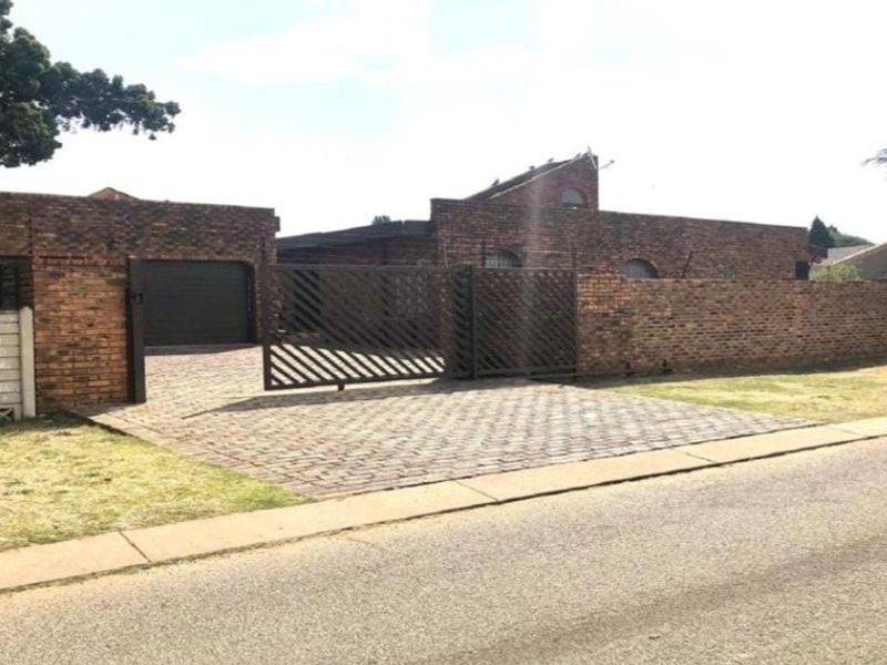 Spacious and secure 4 beds, 2 bathrooms, 2 garages - perfect family home - Photo 2