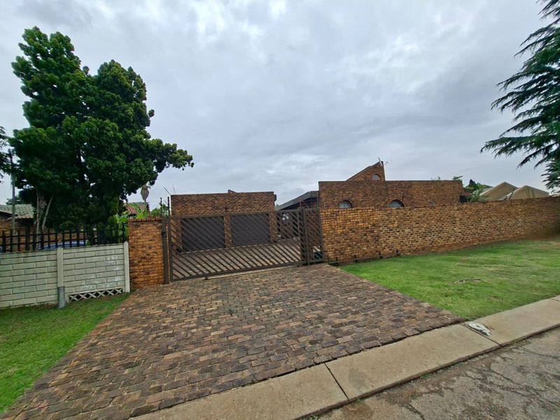 Spacious and secure 4 beds, 2 bathrooms, 2 garages - perfect family home