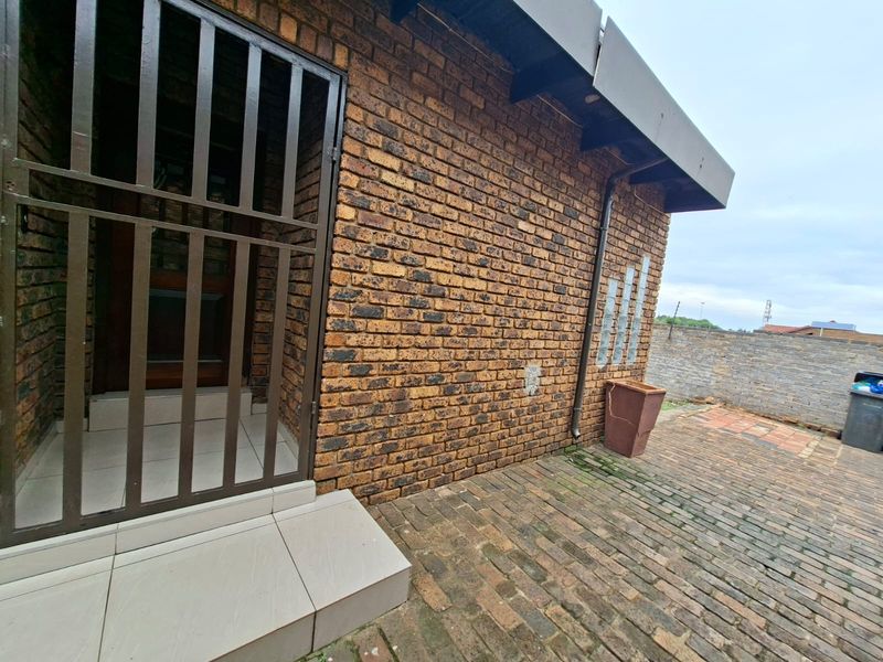 Spacious and secure 4 beds, 2 bathrooms, 2 garages - perfect family home - Photo 7