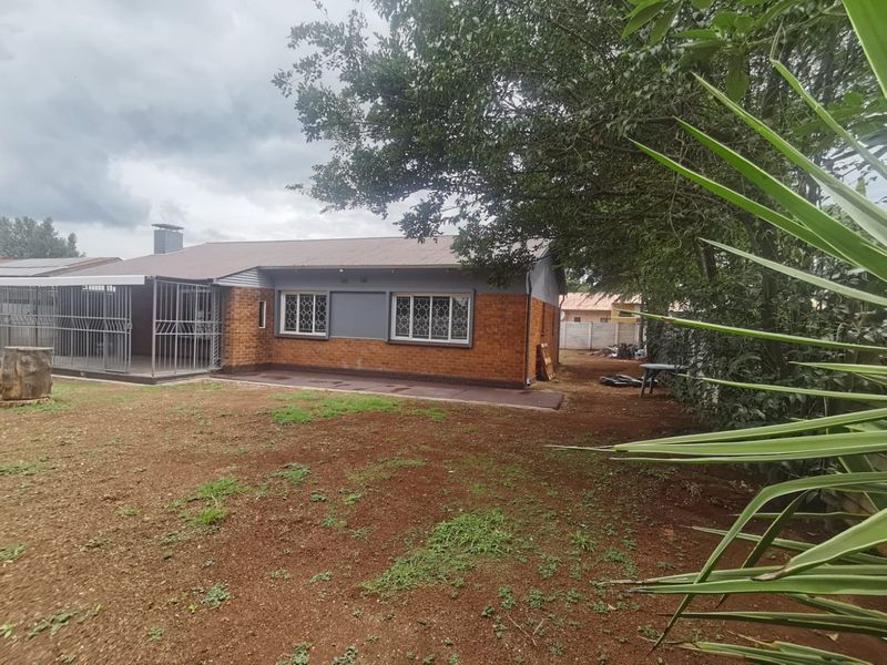 Charming Family Home in the Heart of Vanderbijlpark CW 2 – Your Dream Awaits! - Photo 2