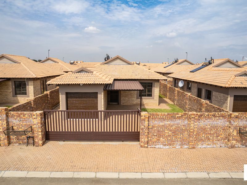 Modern 2-Bedroom Home in a Popular Neighborhood including Transfer Fees - Photo 2