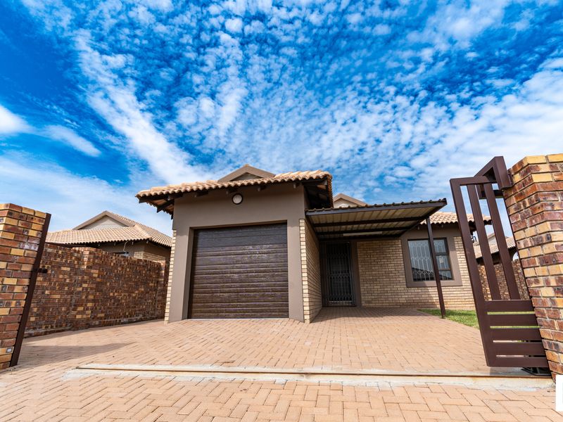 Modern 2-Bedroom Home in a Popular Neighborhood including Transfer Fees - Photo 4