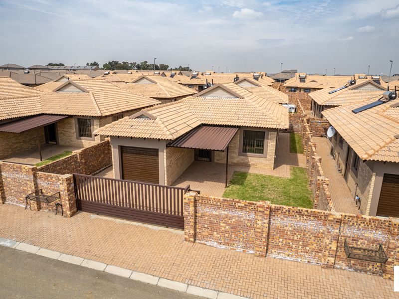 ✨ Stylish Modern Home with Transfer Fees Included - Photo 10