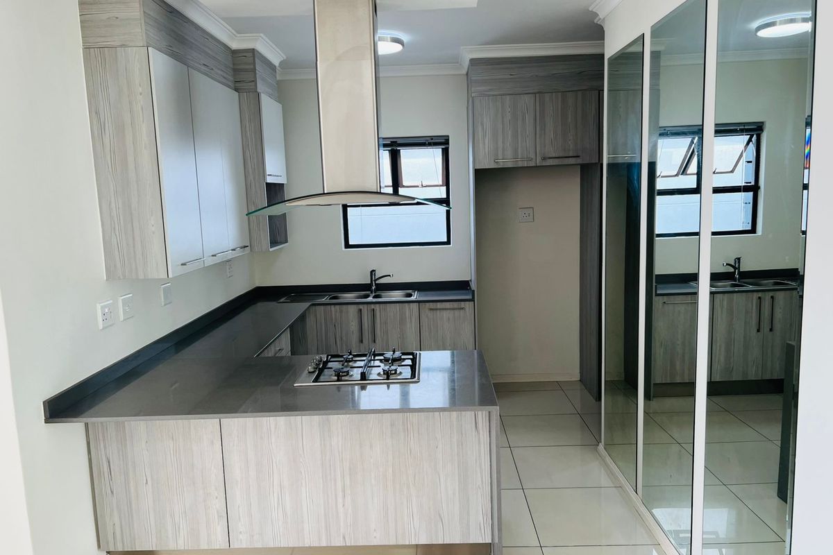 R 1 799 000 Inviting buyers to come view and negotiate from R1 650 000 Million - R1 799 000 Million. - Photo 2