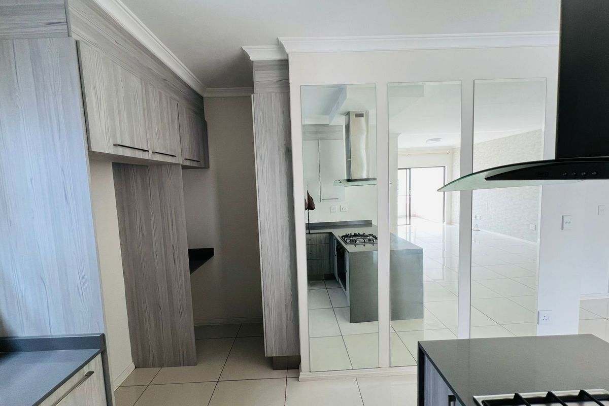 R 1 799 000 Inviting buyers to come view and negotiate from R1 650 000 Million - R1 799 000 Million. - Photo 4