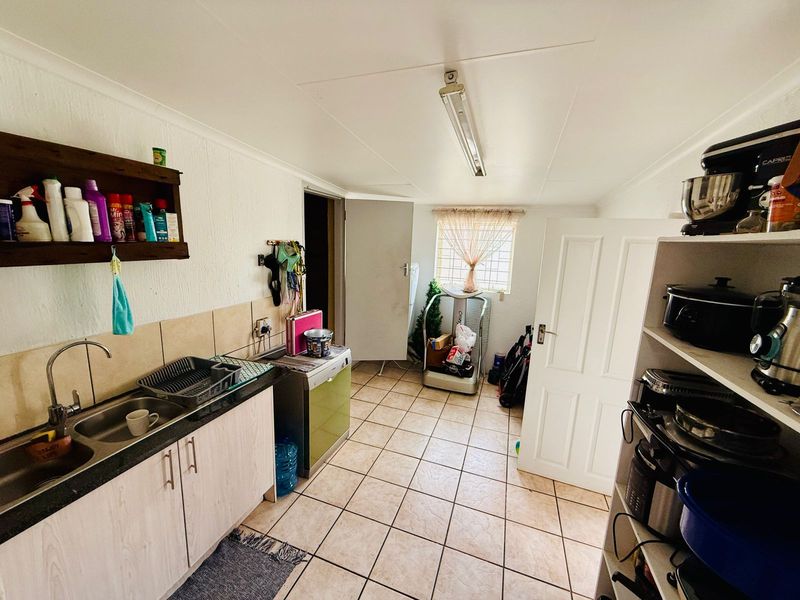 Spacious 3-Bedroom Family Home in Florauna - Photo 8