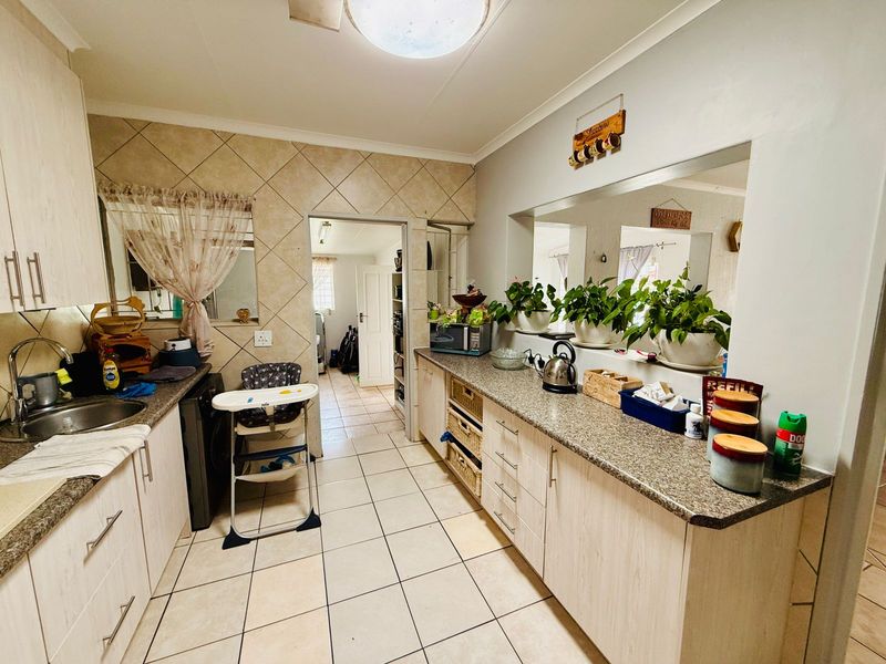 Spacious 3-Bedroom Family Home in Florauna - Photo 7