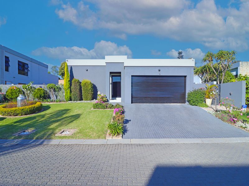 Luxurious Family Residence with Exceptional Entertainment Spaces - Photo 1
