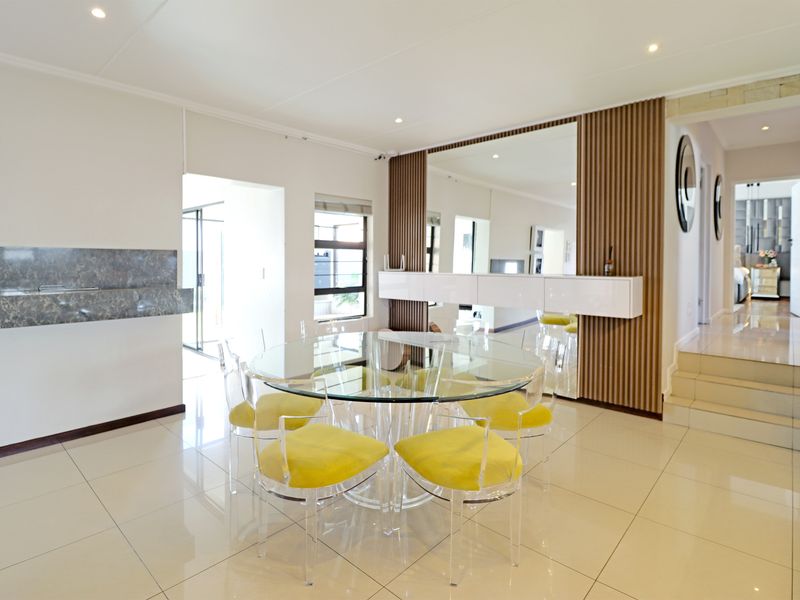 Luxurious Family Residence with Exceptional Entertainment Spaces - Photo 9