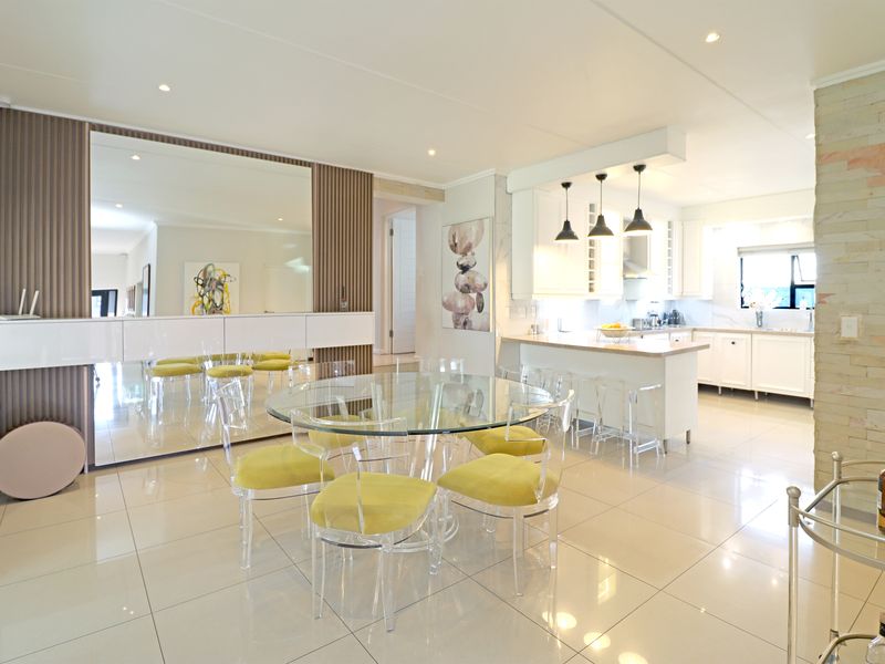 Luxurious Family Residence with Exceptional Entertainment Spaces - Photo 8