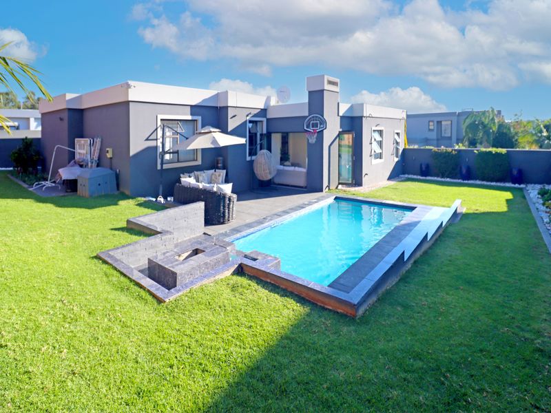 Luxurious Family Residence with Exceptional Entertainment Spaces - Photo 2