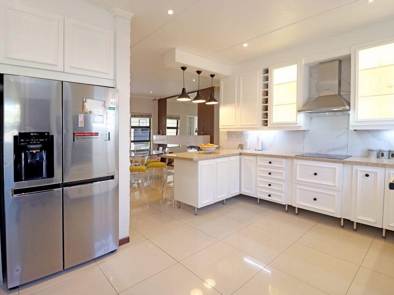 Luxurious Family Residence with Exceptional Entertainment Spaces - Photo 3