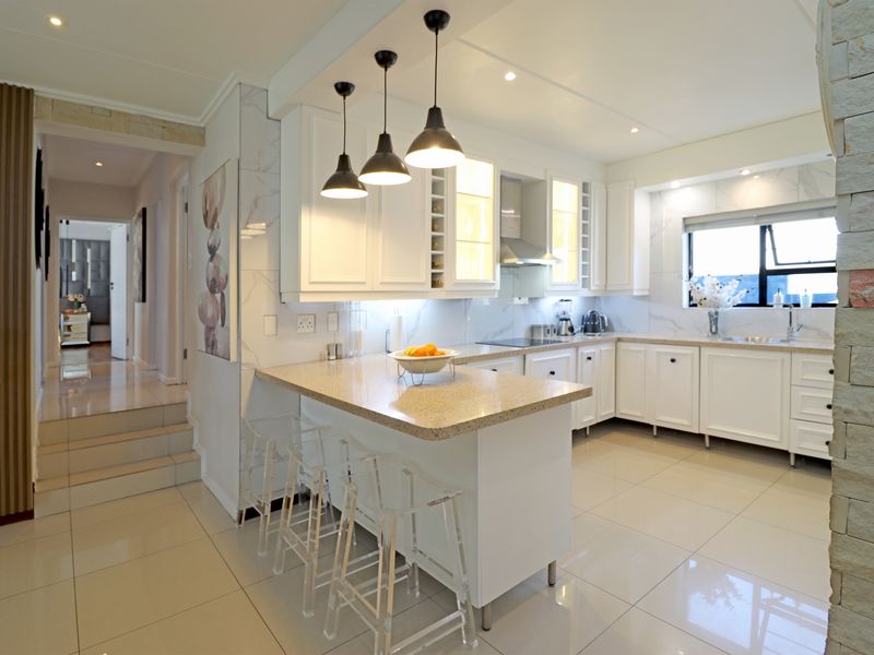Luxurious Family Residence with Exceptional Entertainment Spaces - Photo 10