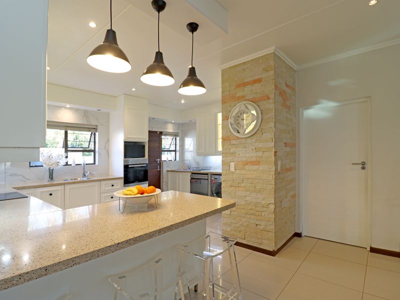 Luxurious Family Residence with Exceptional Entertainment Spaces - Photo 6