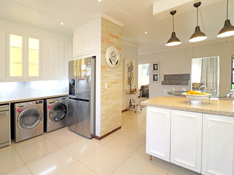Luxurious Family Residence with Exceptional Entertainment Spaces - Photo 5