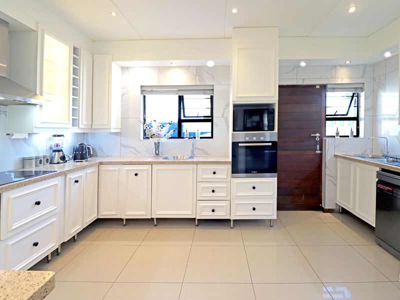Luxurious Family Residence with Exceptional Entertainment Spaces - Photo 4