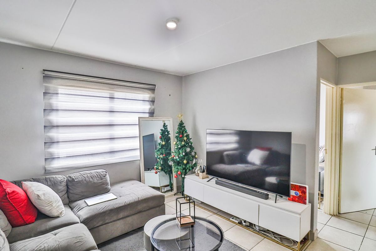 Charming and Welcoming Living with Comfort and Convenience for Everyday Life!!! - Photo 3
