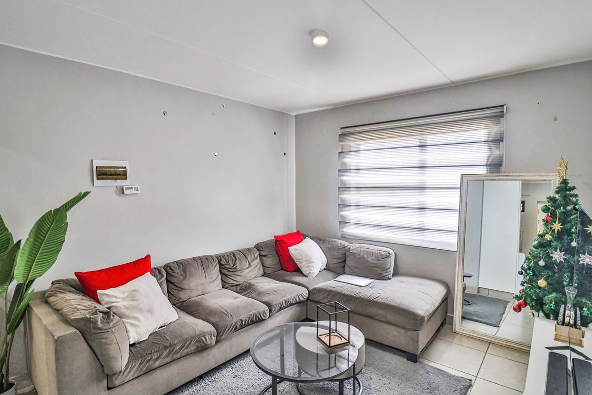 Charming and Welcoming Living with Comfort and Convenience for Everyday Life!!! - Photo 2