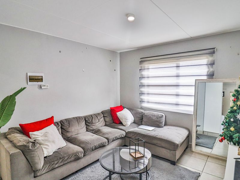 Charming and Welcoming Living with Comfort and Convenience for Everyday Life!!! - Photo 2