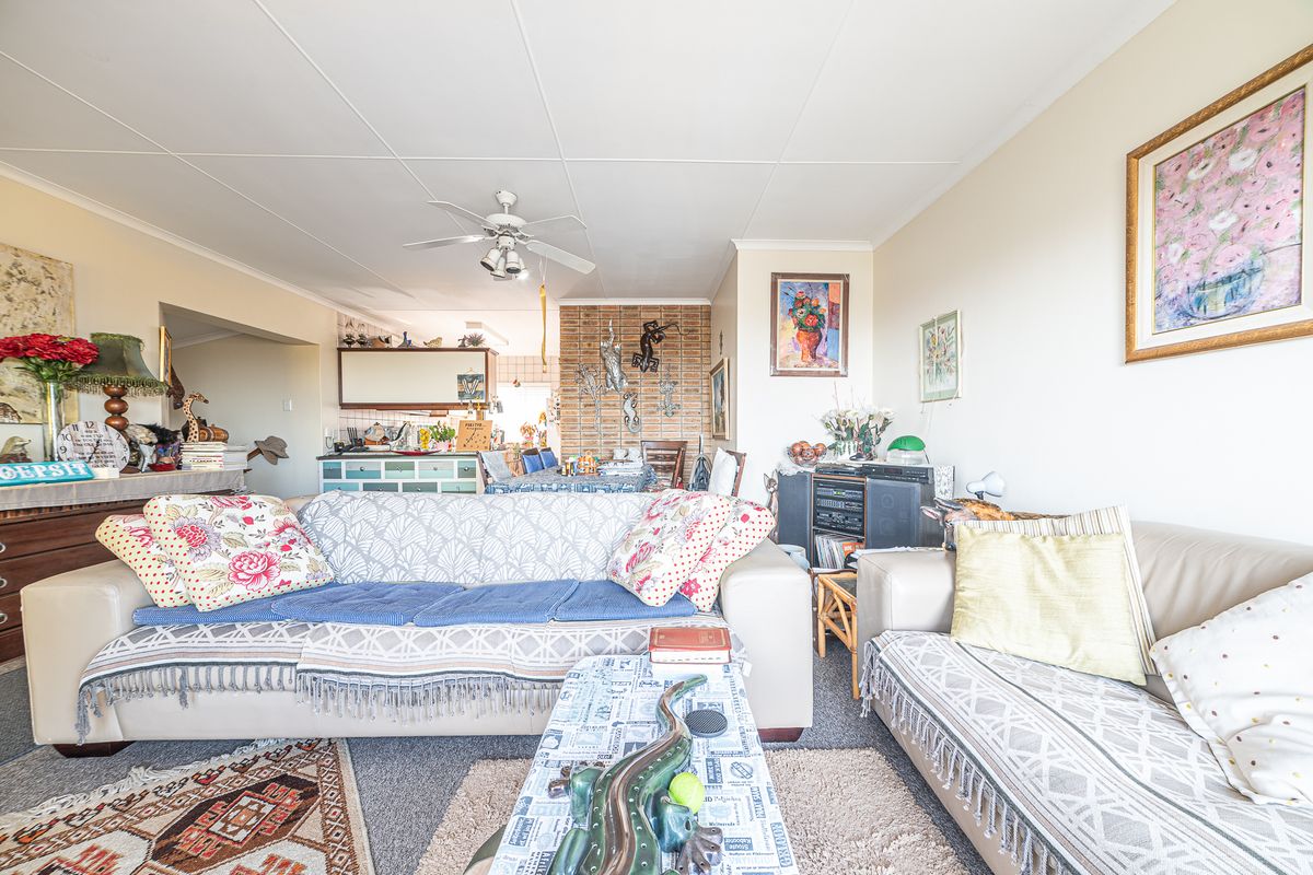 This friendly duet, situated in a quiet cul-de-sac, boasts an ocean view. - Photo 4