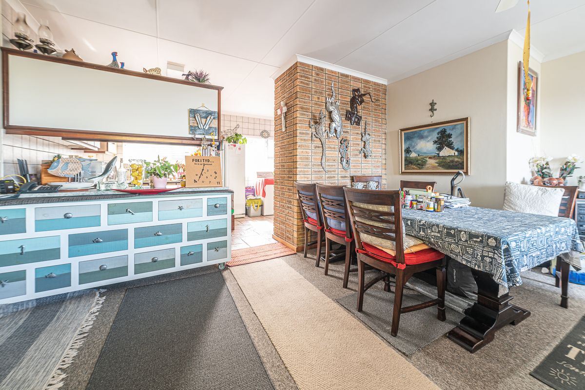 This friendly duet, situated in a quiet cul-de-sac, boasts an ocean view. - Photo 3