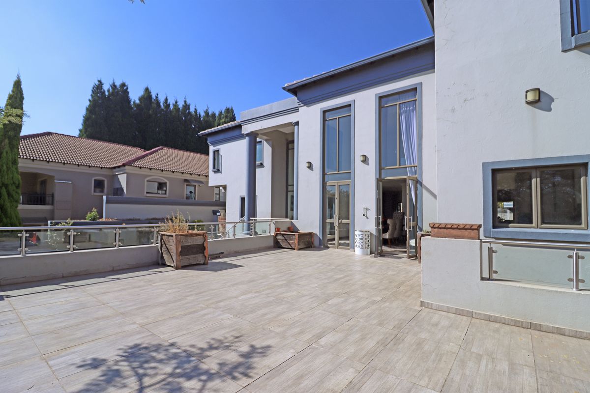 Designed for Effortless Living, Defined by Architectural Distinction - Photo 4