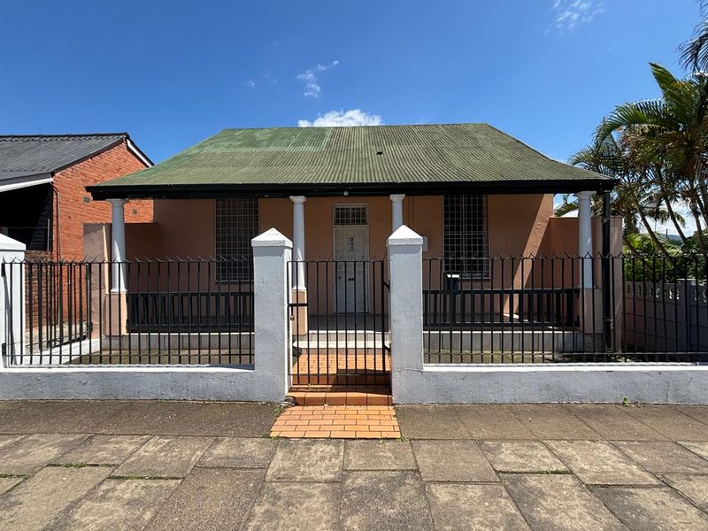 5 roomed house with outbuildings for sale at R1 100 000-00. - Photo 1