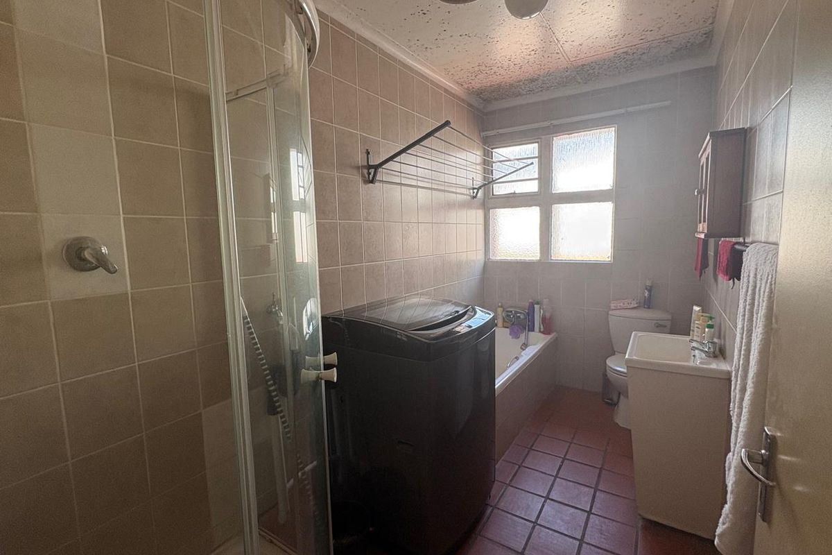 1 bedroom flat for sale - Photo 5