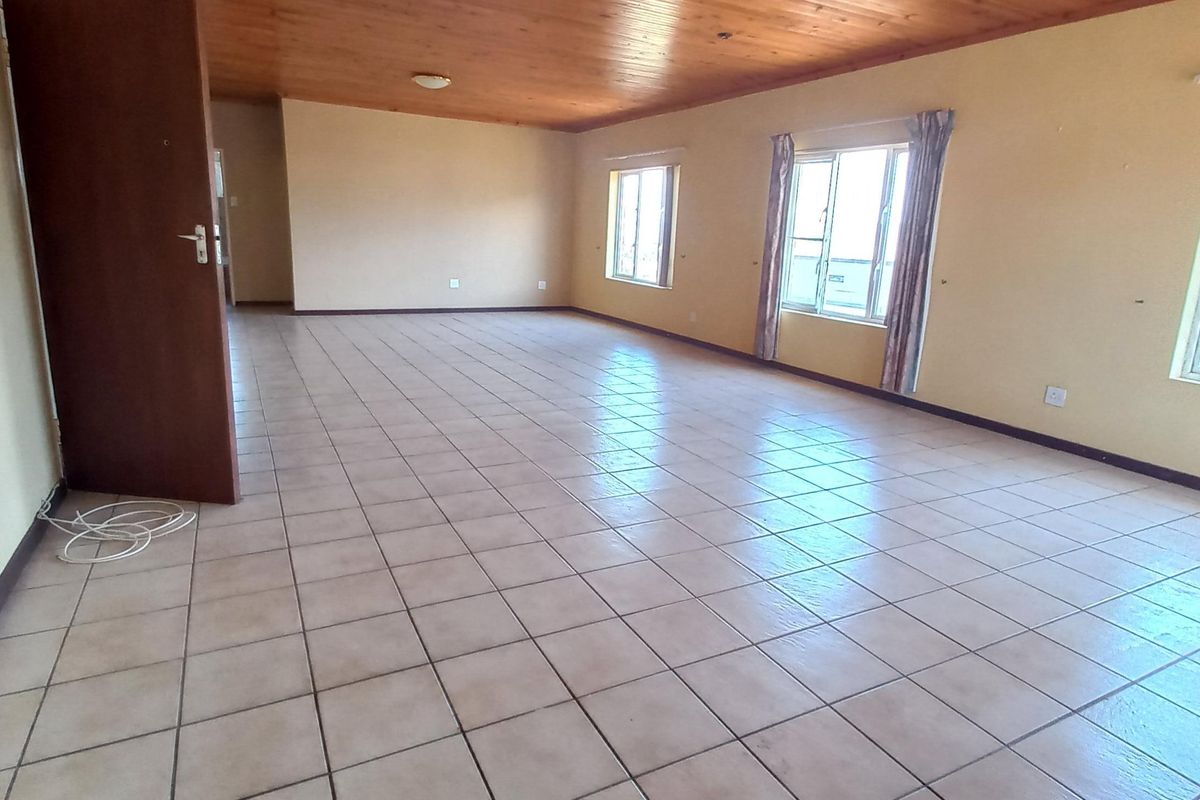 Spacious Home with Ocean and Mountain Views for Sale in Pringle Bay – Under Renovation - Photo 2