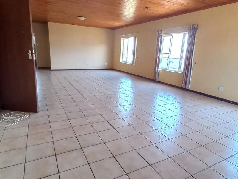 Spacious Home with Ocean and Mountain Views for Sale in Pringle Bay – Under Renovation - Photo 2