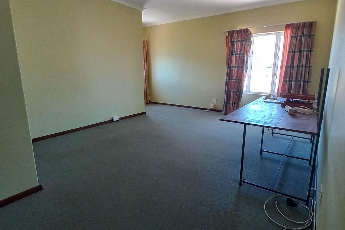 Spacious Home with Ocean and Mountain Views for Sale in Pringle Bay – Under Renovation - Photo 4