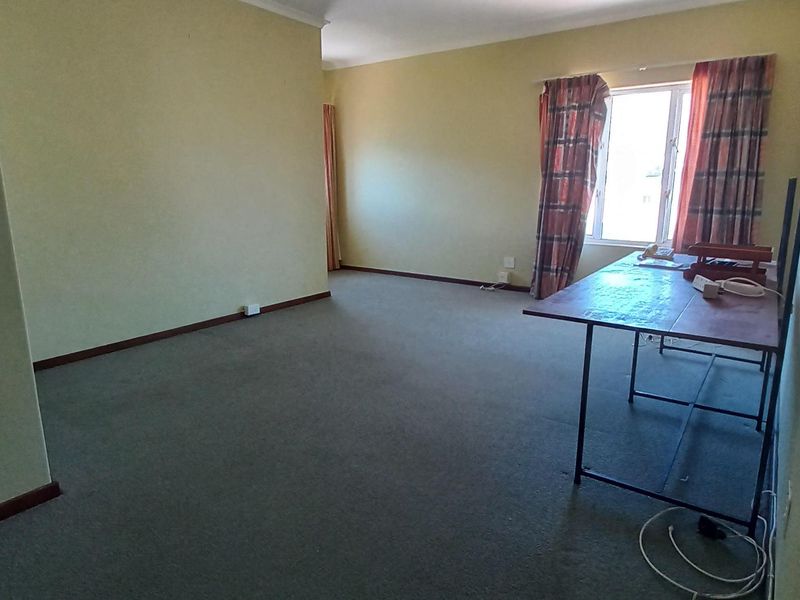 Spacious Home with Ocean and Mountain Views for Sale in Pringle Bay – Under Renovation - Photo 4