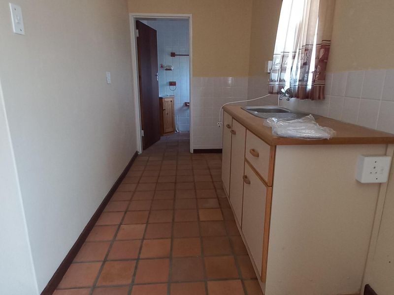 Spacious Home with Ocean and Mountain Views for Sale in Pringle Bay – Under Renovation - Photo 7