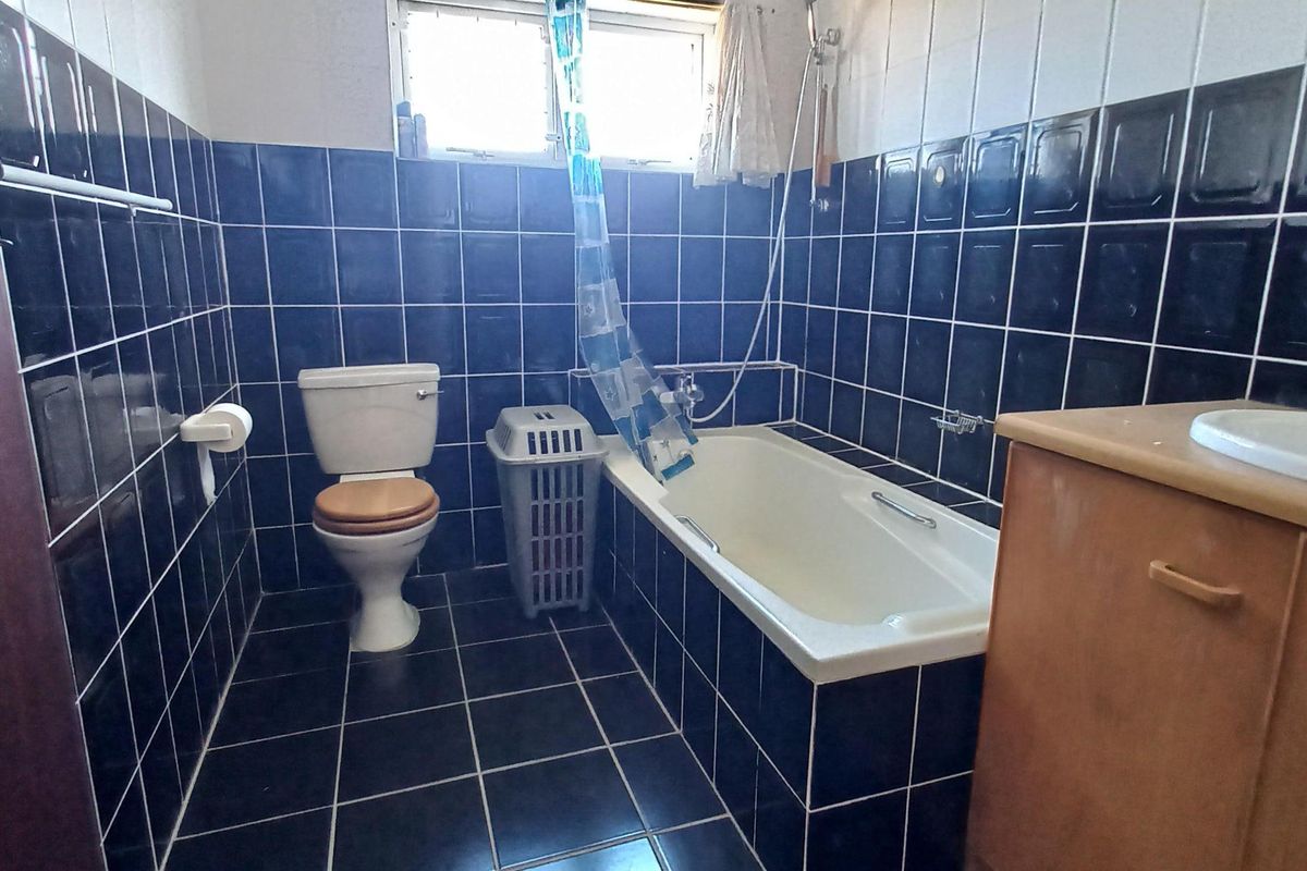 Spacious Home with Ocean and Mountain Views for Sale in Pringle Bay – Under Renovation - Photo 5