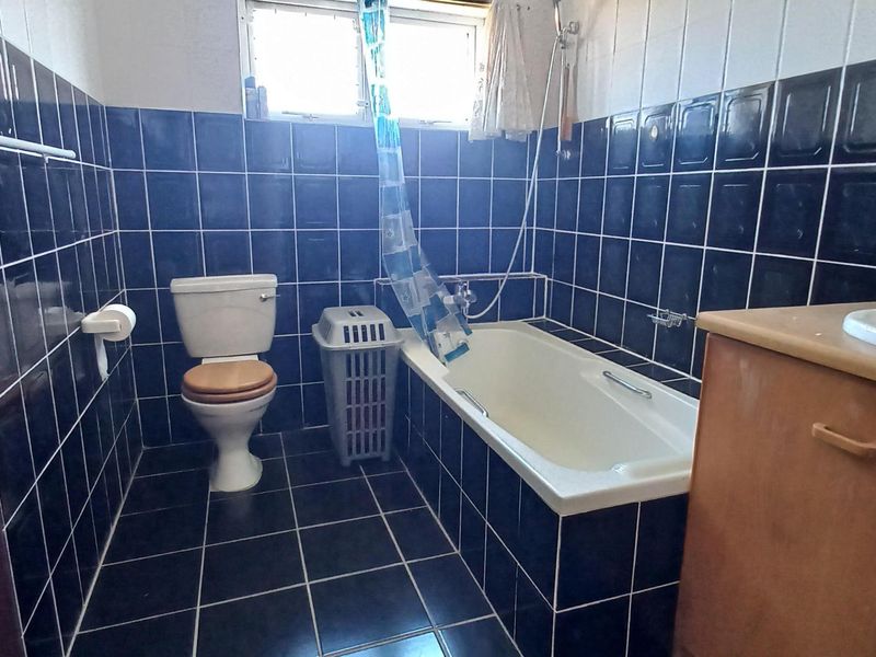 Spacious Home with Ocean and Mountain Views for Sale in Pringle Bay – Under Renovation - Photo 5