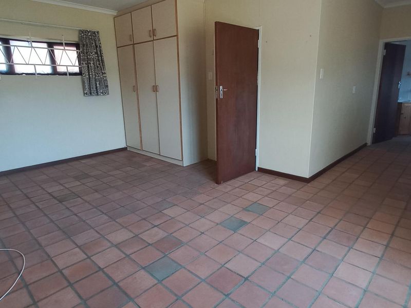 Spacious Home with Ocean and Mountain Views for Sale in Pringle Bay – Under Renovation - Photo 6