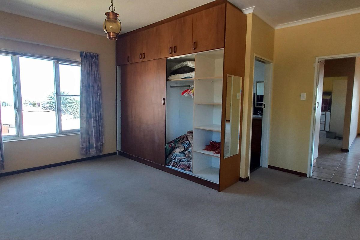 Spacious Home with Ocean and Mountain Views for Sale in Pringle Bay – Under Renovation - Photo 3