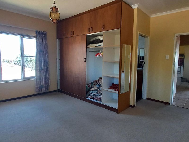 Spacious Home with Ocean and Mountain Views for Sale in Pringle Bay – Under Renovation - Photo 3