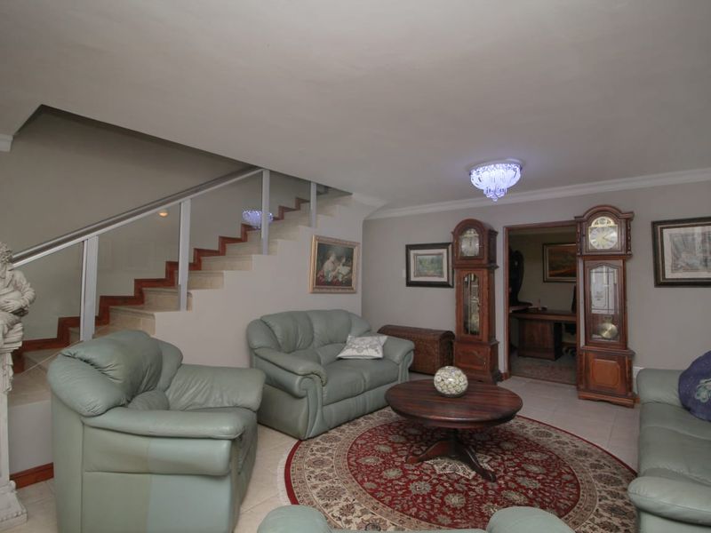 Dream Family Home in Village oe Sea — 5 Bedrooms, Flatlet & Incredible Views - Photo 5