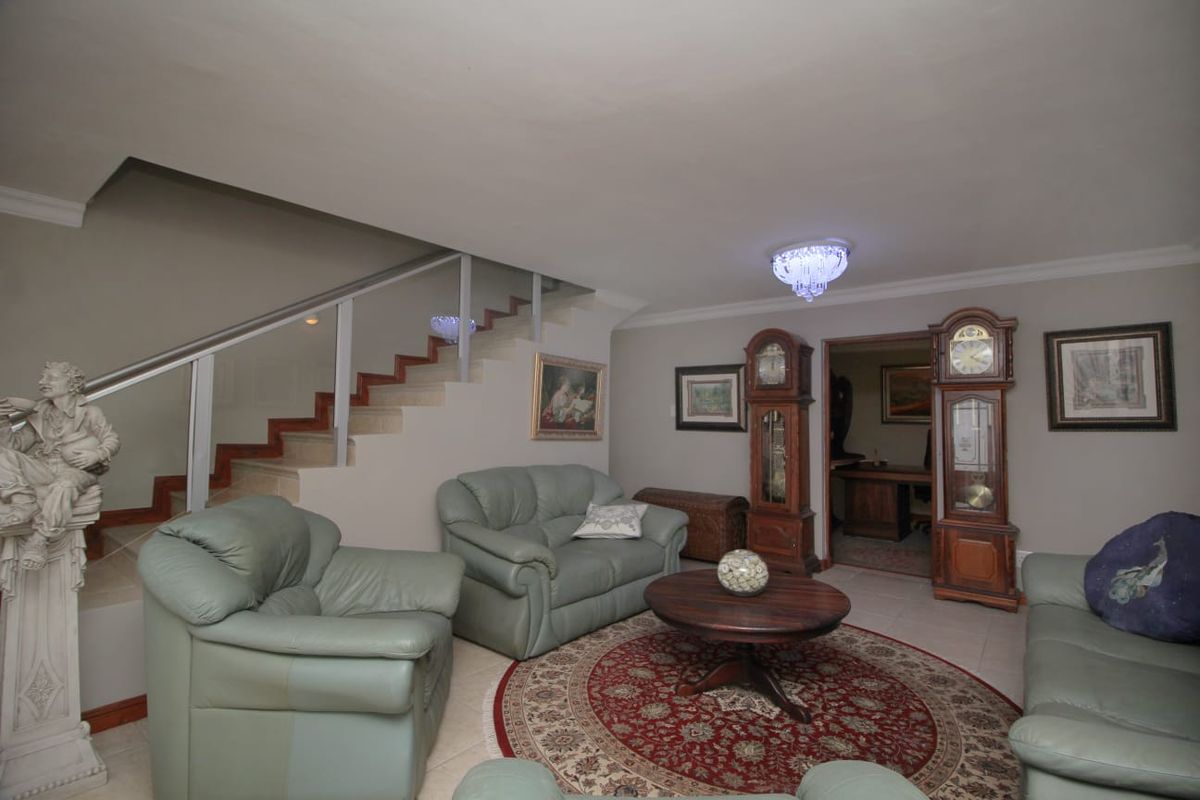 Dream Family Home in Village oe Sea — 5 Bedrooms, Flatlet & Incredible Views - Photo 5