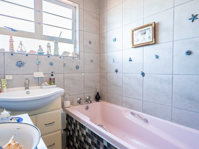 Beach front living in the heart of Scottburgh - Photo 8