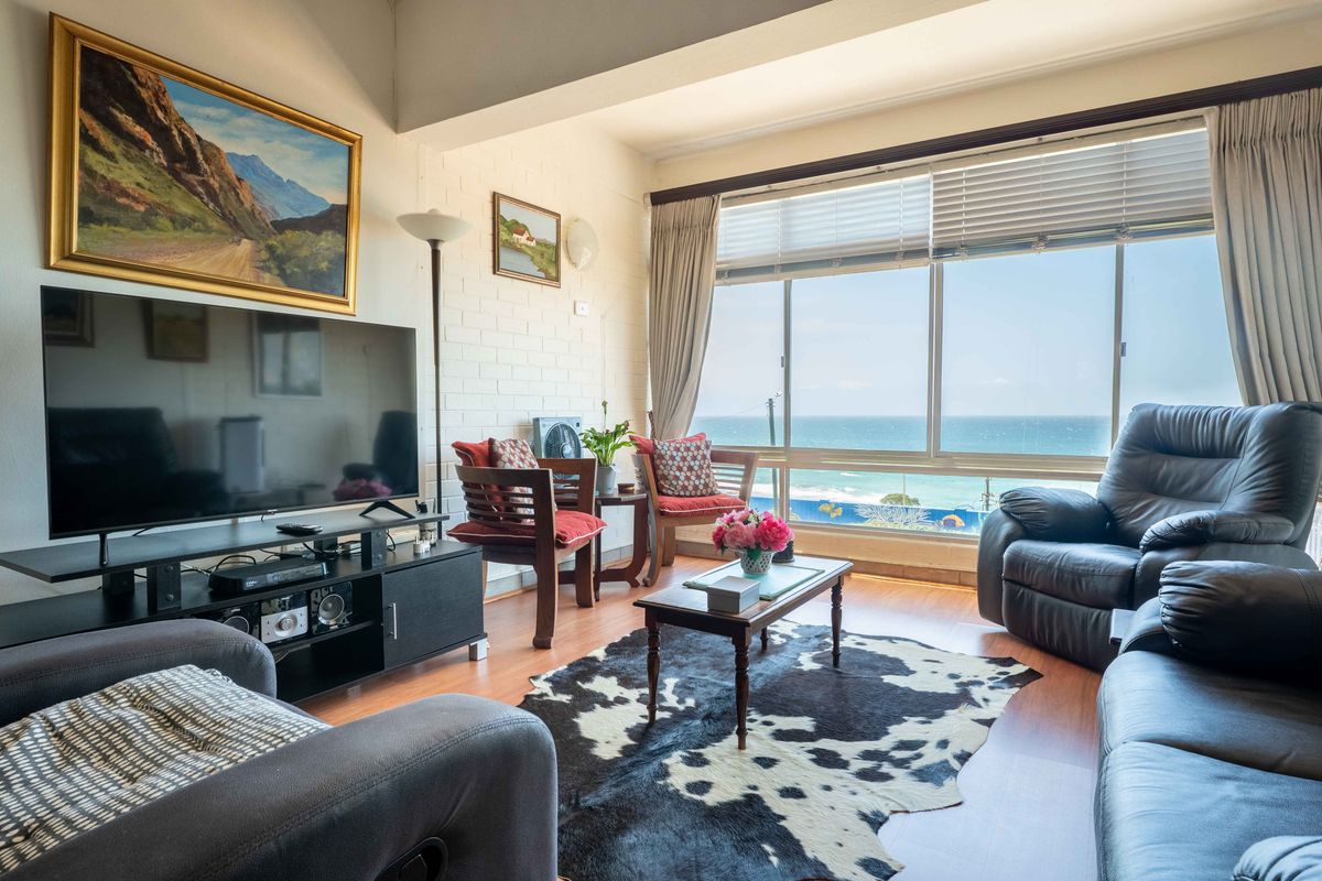 Beach front living in the heart of Scottburgh - Photo 2